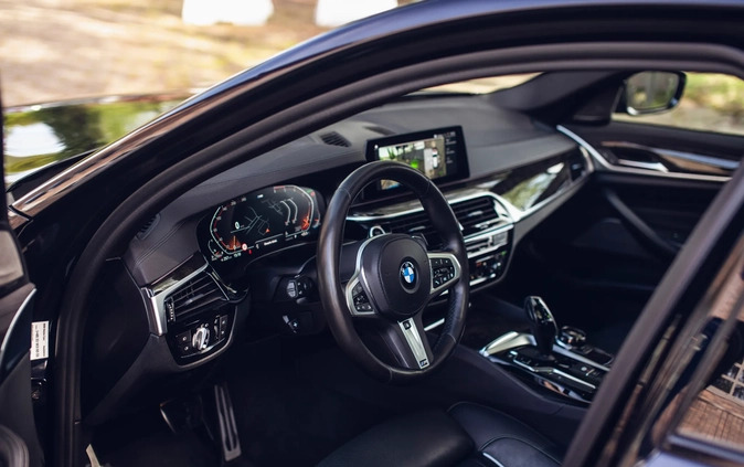 BMW Seria 5 cena 116590 przebieg: 134000, rok produkcji 2019 z Tychy małe 667